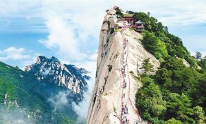 华山免门票一个月 旅游收入超亿元 “华山模式”给旅游的启示缩略图