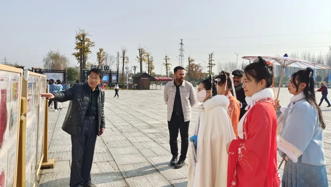 第一届饮水思源话汉江旅游文化艺术博览会第三站在襄阳成功举办 第一届饮水思源话汉江旅游文化艺术博览会第三站在襄阳成功举办